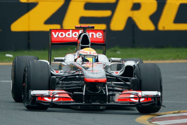 V pátečním tréninku byly nejrychlejší vozy McLarenu.