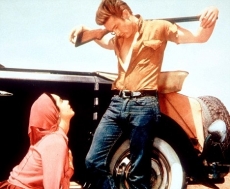 Elizabeth Taylorová a James Dean ve filmu Giant z roku 1955.