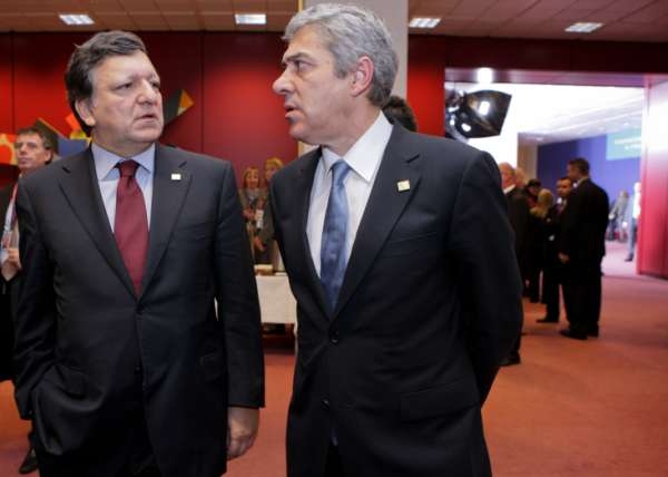 Portugalský premiér Sócrates (vpravo) a šéf Evropské komise Barroso.