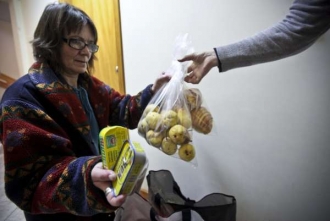 Chudá Portugalka dostává pomoc od Caritas.