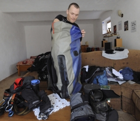 Odvážný policista se balí na cestu.