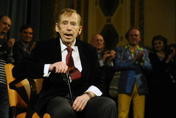 Václav Havel na premiéře filmu Odcházení, který režíroval. Václav Havel na premiéře filmu Odcházení, který režíroval.
