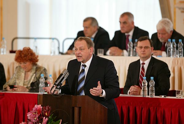 Při volbě prezidenta v roce 2008 ještě Jan Kasal zastával vysokou funkci místopředsedy sněmovny. Po propadáku ve volbách se vloni musel po dvaceti letech z poslaneckých lavic poroučet.