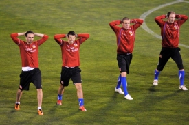 Čeští reprezentanti při přípravě na večerní zápas.