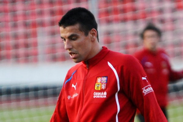 Milan Baroš se pokusí pokořit obranu Španělska. Milan Baroš se pokusí pokořit obranu Španělska.