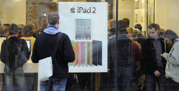 Nové tablety iPad 2 jsou v českých prodejnách vyprodány.
