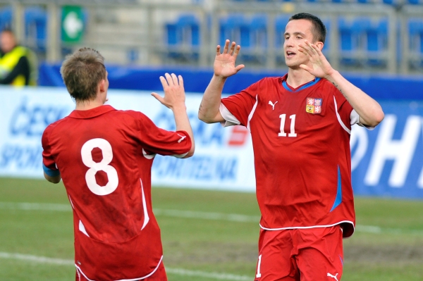 Tomáš Pekhart (vpravo) oslavuje úvodní branku zápasu.
