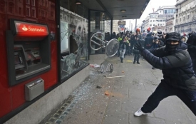 Demonstrace v Londýně přerostly i do výtržností.