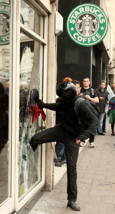 Policistům se nepodařilo zachovat klidný průběh demonstrace.