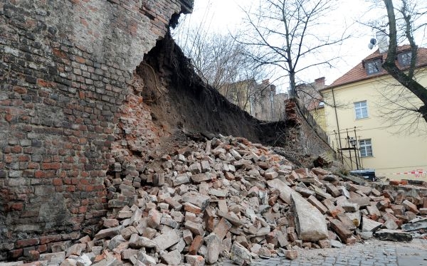 V Hradci Králové se zřítila část historického opevnění. V Hradci Králové se zřítila část historického opevnění.