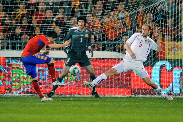 Španěl David Villa střílí vyrovnávací gól.