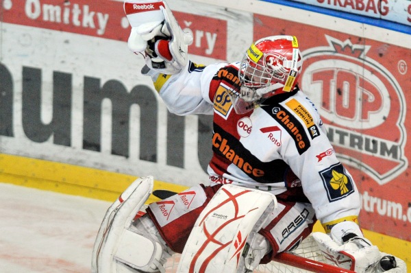 Slávistický gólman Miroslav Kopřiva si mohl vychutnat první nulu v play-off. Slávistický gólman Miroslav Kopřiva si mohl vychutnat první nulu v play-off.