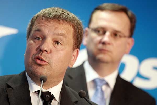 Předseda poslanců ODS Petr Tluchoř (vlevo) vyzval koaliční partnery, aby přestali do jeho strany kopat. Předseda poslanců ODS Petr Tluchoř (vlevo) vyzval koaliční partnery, aby přestali do jeho strany kopat.