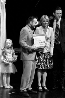 Veronika Žilková předává šek.