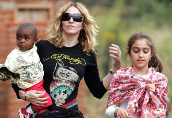 Madonna a její malawiští sirotci.