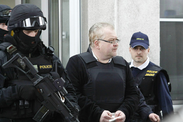 Roman Vaškůj v doprovodu ozbrojené stráže na česko-rakouském hraničním přechodu Mikulov. Roman Vaškůj v doprovodu ozbrojené stráže na česko-rakouském hraničním přechodu Mikulov.