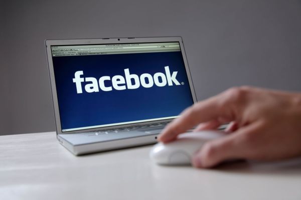 Každý druhý Čech si na Facebook klidně přidá i úplně neznámého uživatele.