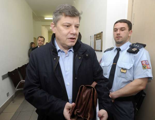 Šéf loterijní společnosti Sazka Aleš Hušák vypovídal minulý týden u Městského soudu v Praze. Šéf loterijní společnosti Sazka Aleš Hušák vypovídal minulý týden u Městského soudu v Praze.