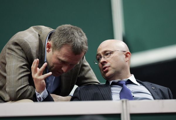 Martin Barták (vpravo) při rozhovoru s šéfem ČEZ Martinem Romanem.