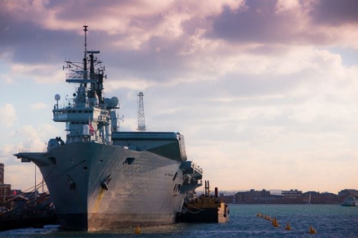 Ark Royal nesla harriery do Bosny i vrtulníky do Iráku.