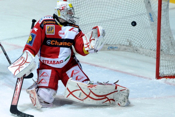 Gólman Slavie Miroslav Kopřiva dostává čtvrtou branku.