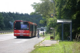V nejbližší budoucnosti zřejmě někteří dopravci zdraží jízdné a jiní zredukují počet spojů (ilustrační foto).