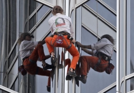 Pavoučí muž Alain Robert při výstupu na Burdž Chalífu.