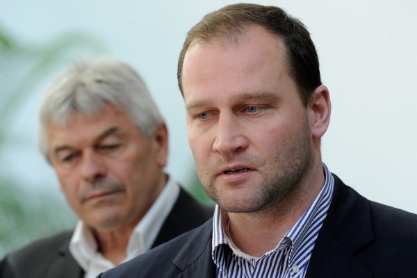 Jiří Šlégr představil vize iniciativy PULS, vlevo trenér Martiny Sáblíkové Petr Novák.
