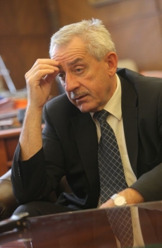 Ministr zdravotnictví Heger prý pouze záplatuje.