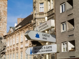 Pro turisty má angličtina přednost.