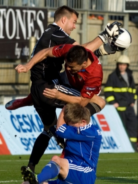 Gólman Jehle v souboji s Milanem Barošem.