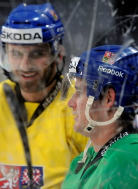 Lukáš Vantuch a Roman Červenka (vpravo) 30. března na tréninku české hokejové reprezentace 
