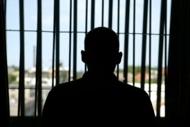 Pokud je viník za mřížemi, může pracovat a díky tomu splácet odškodnění. Od mrtvého zločince však již oběť žádné odškodnění nezíská (ilustrační foto).