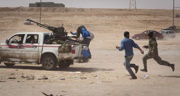 Libyjští rebelové začali prchat, jakmile narazili na první vážnější odpor protivníka. Libyjští rebelové začali prchat, jakmile narazili na první vážnější odpor protivníka.