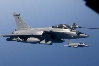 Francouzské letouny Rafale útočí setrvale na libyjskou pravidelnou armádu.