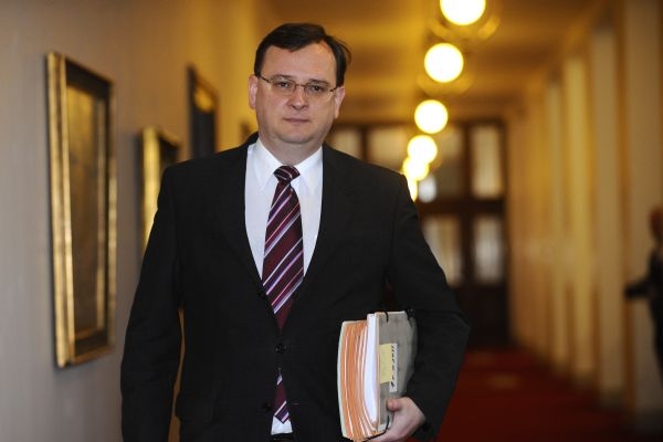 Nečasova vláda je podle britského listu velmi vratká.