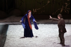 Kundra (Eva Urbanová) s Parsifalem (Alfons Eberz) na zenovém pískovišti.