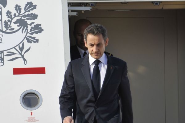 Sarkozy přiletěl z Číny, kde zahájil schůzku G20.