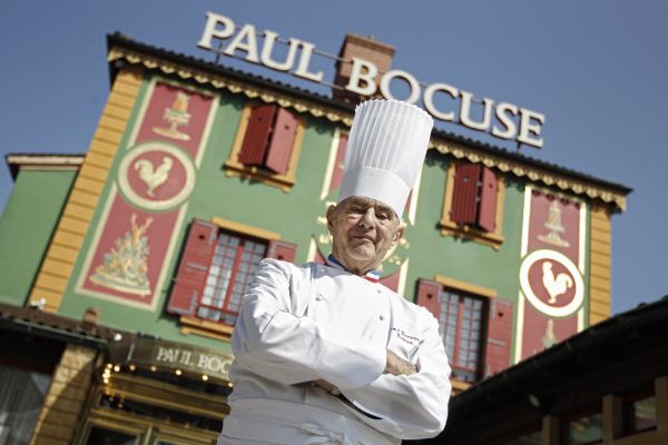 Paul Bocuse před svou restaurací.
