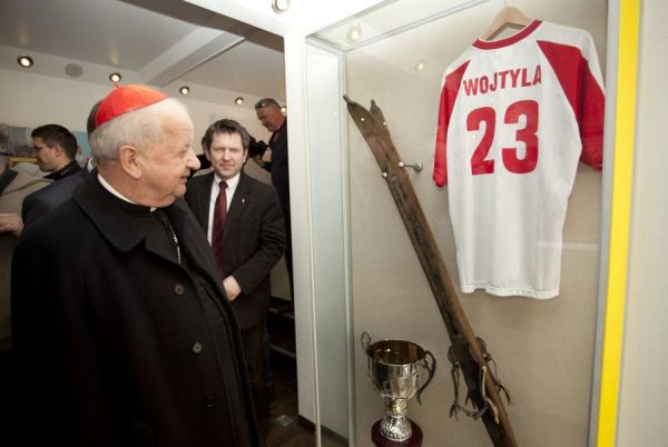 V muzeu je mj. dres Karola Wojtyly, když zamlada sportoval.