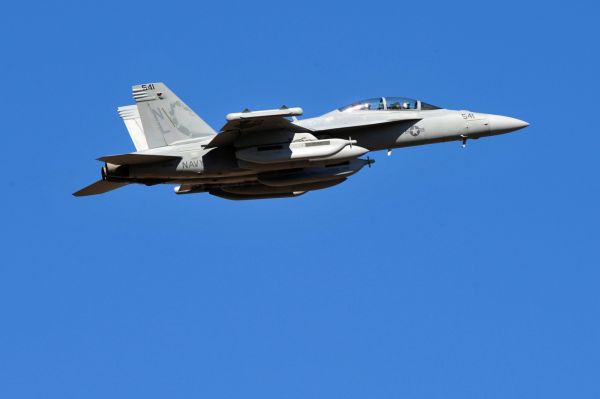 Americká letadla přenechají mise v Libyi spojencům. Americká letadla přenechají mise v Libyi spojencům.