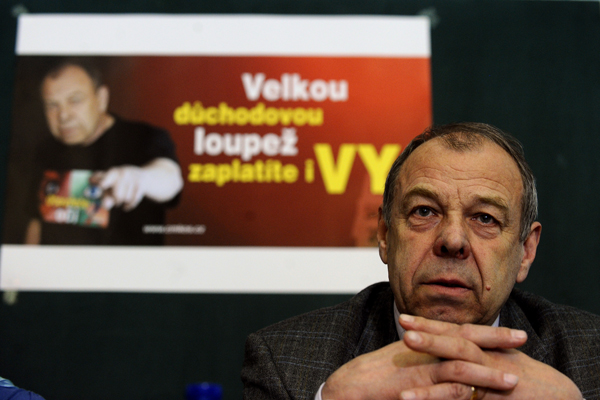 Šéf odborářů Jaroslav Zavadil na dnešní tiskové konferenci.