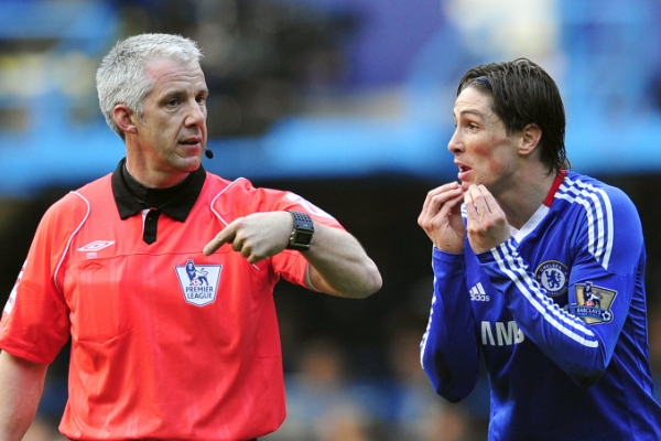 Fernando Torres nesouhlasí s rozhodnutím sudího Chrise Foye.