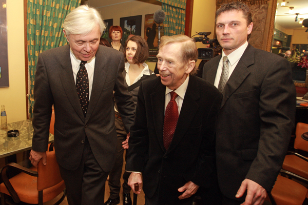 Václav Havel přišel na premiéru svého filmu Odcházení s hůlkou.