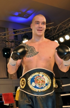 Ondřej Pála s pásem evropského šampiona organizace WBO.