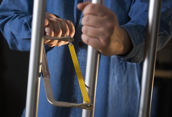 Španěl k úniku z vězení pilku nepotřeboval, stačila mu šikovná manželka.