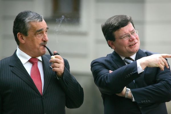 Ministr zahraničí Karel Schwarzenberg (vlevo) a ministr obrany Alexandr Vondra.