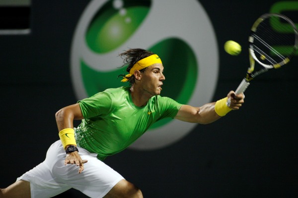 Rafael Nadal v utkání s Rogerem Federerem.