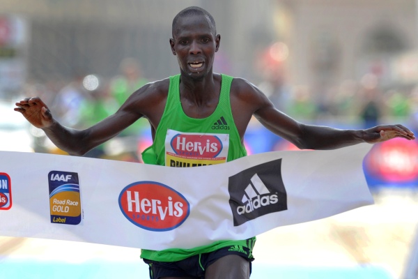 Vítězný keňský běžec Philemon Kimeli Limo v cíli Pražského půlmaratonu.