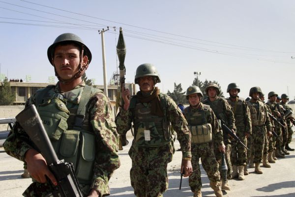 Afghánští vojáci střeží oblast okolo základny NATO.